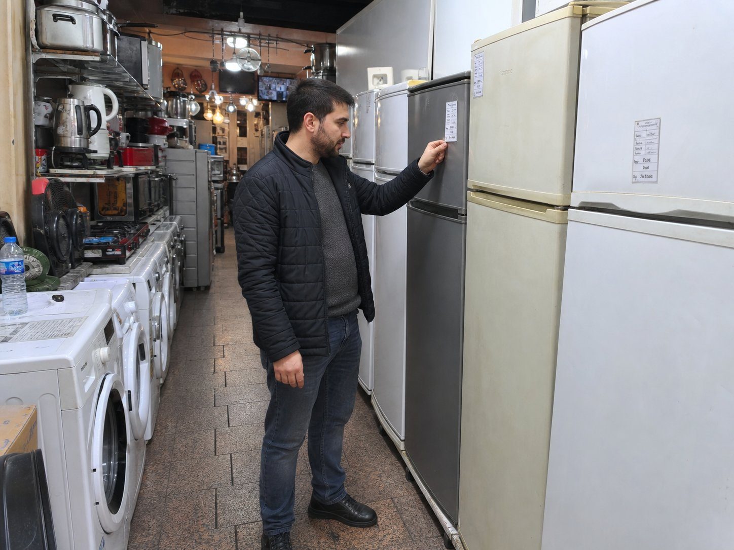 Çalışan buzdolabı çamaşır makinesi reyonu
