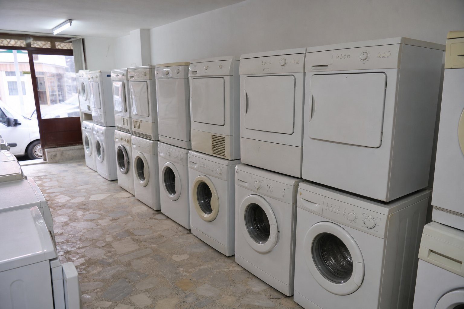 Çamaşır makineleri sıralı spotçu dükkânı
