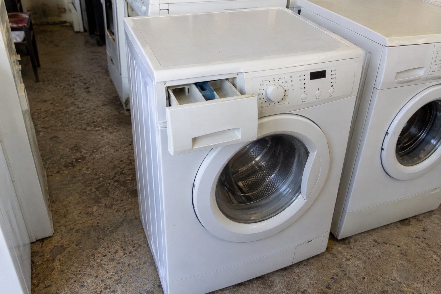 Deterjan çekmecesi açık makine