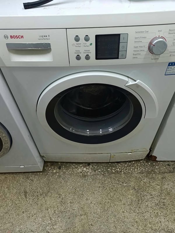 Dijital panelli beyaz çamaşır makinesi