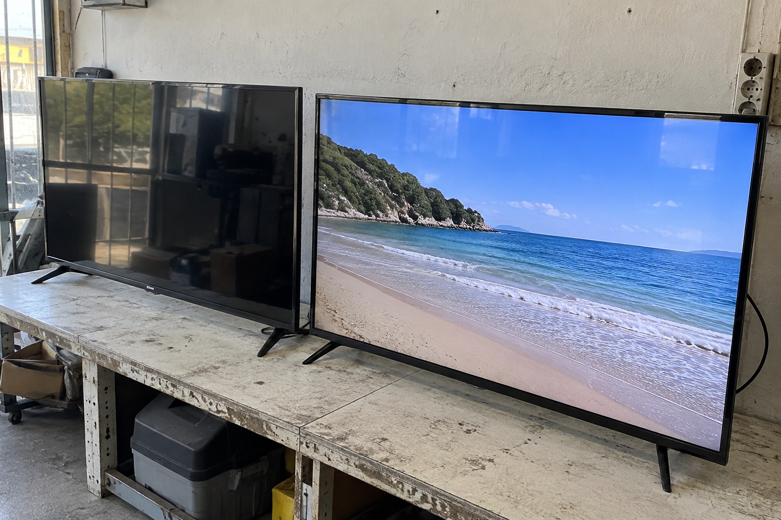 Duvar önünde iki LED tv