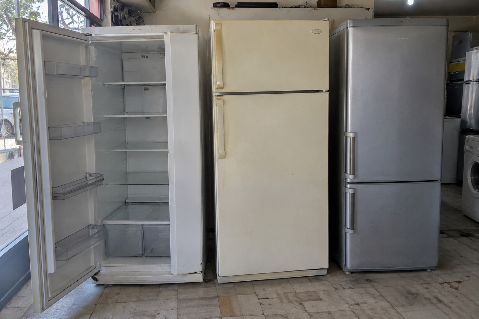 Küçük mağazada üç buzdolabı