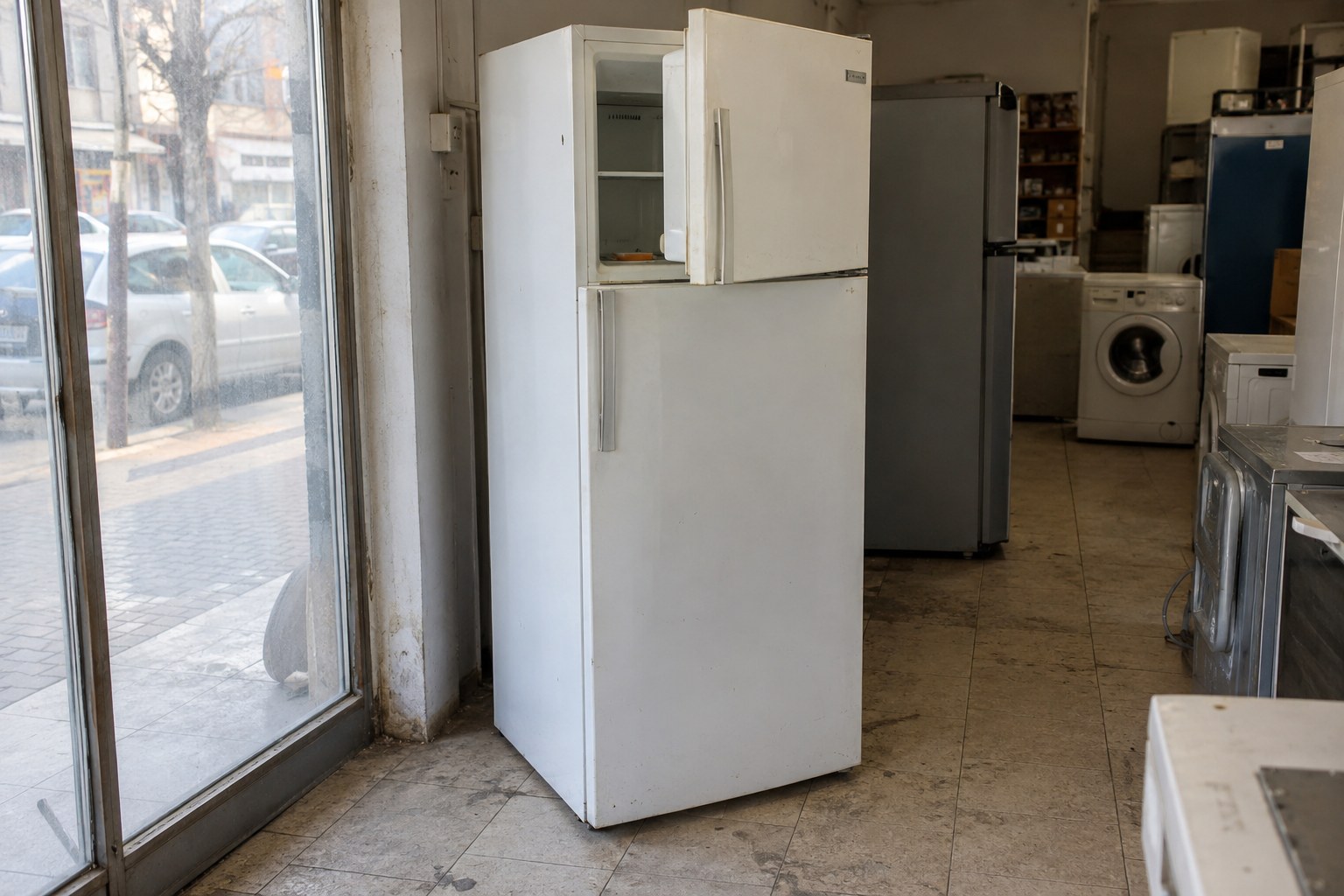 Pencere ışığında buzdolabı